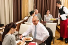 lidé jí v restauraci