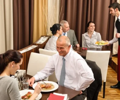 lidé jí v restauraci