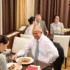lidé jí v restauraci