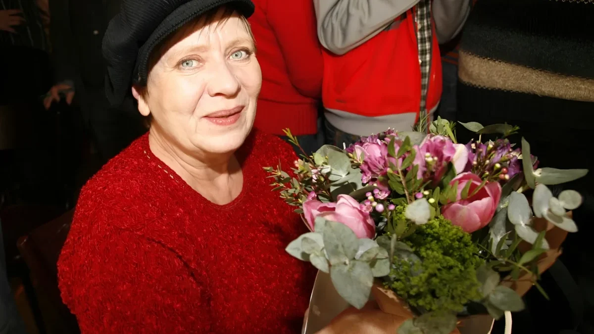 Jaroslava Obermaierová v ruce drží květiny.