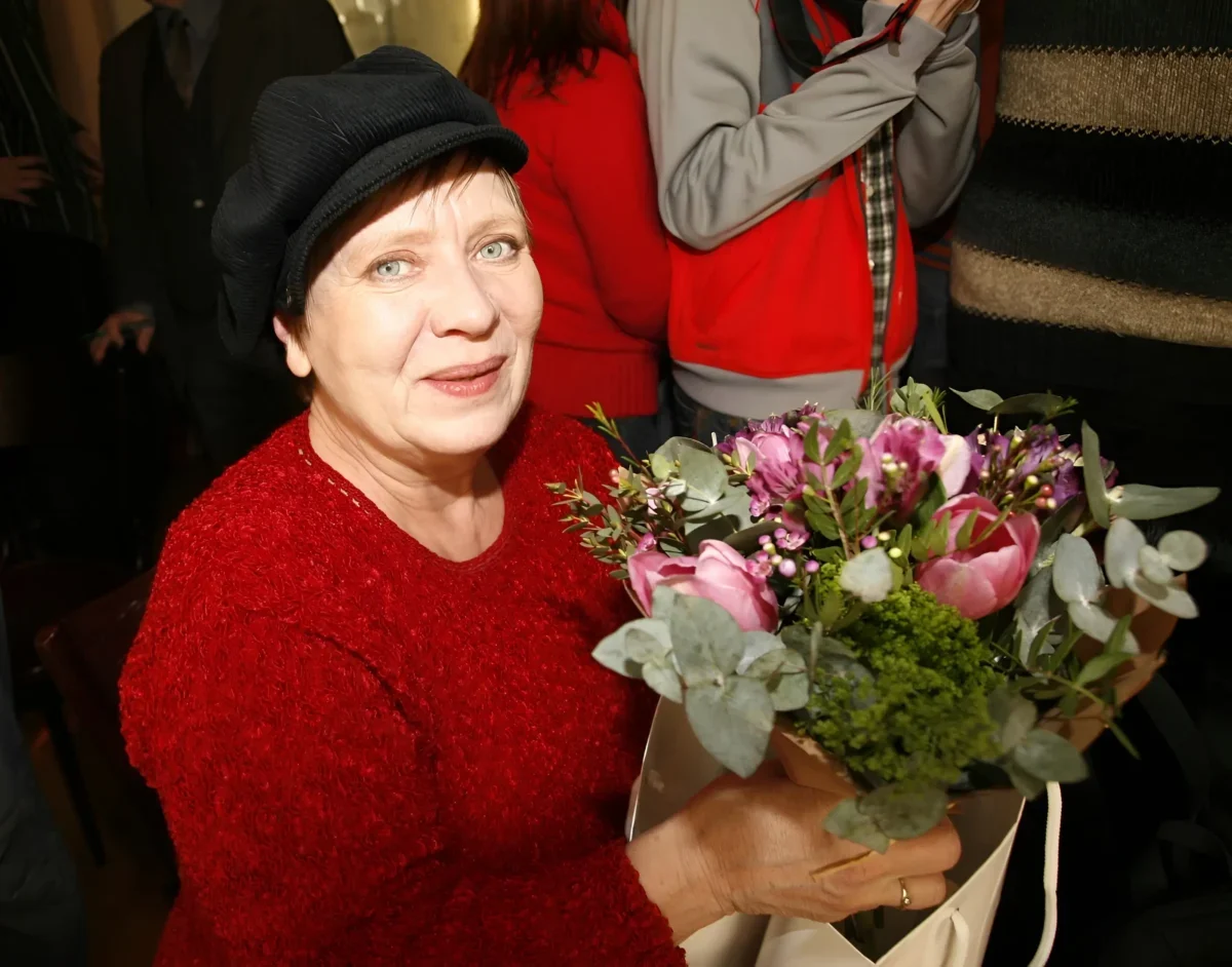 Jaroslava Obermaierová v ruce drží květiny.