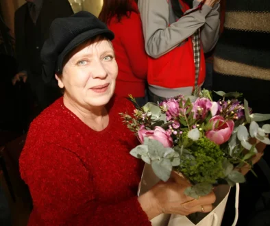 Jaroslava Obermaierová v ruce drží květiny.