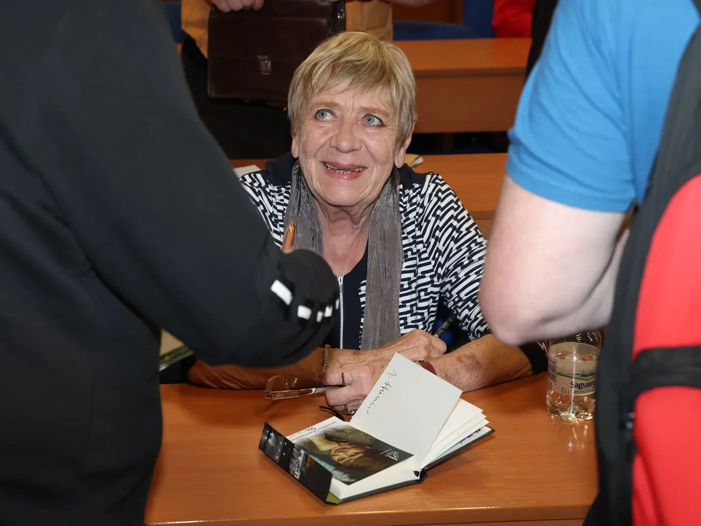 profimedia-1092754637 | TVGURU.cz Jaroslava Obermaierová sedí u stolu.