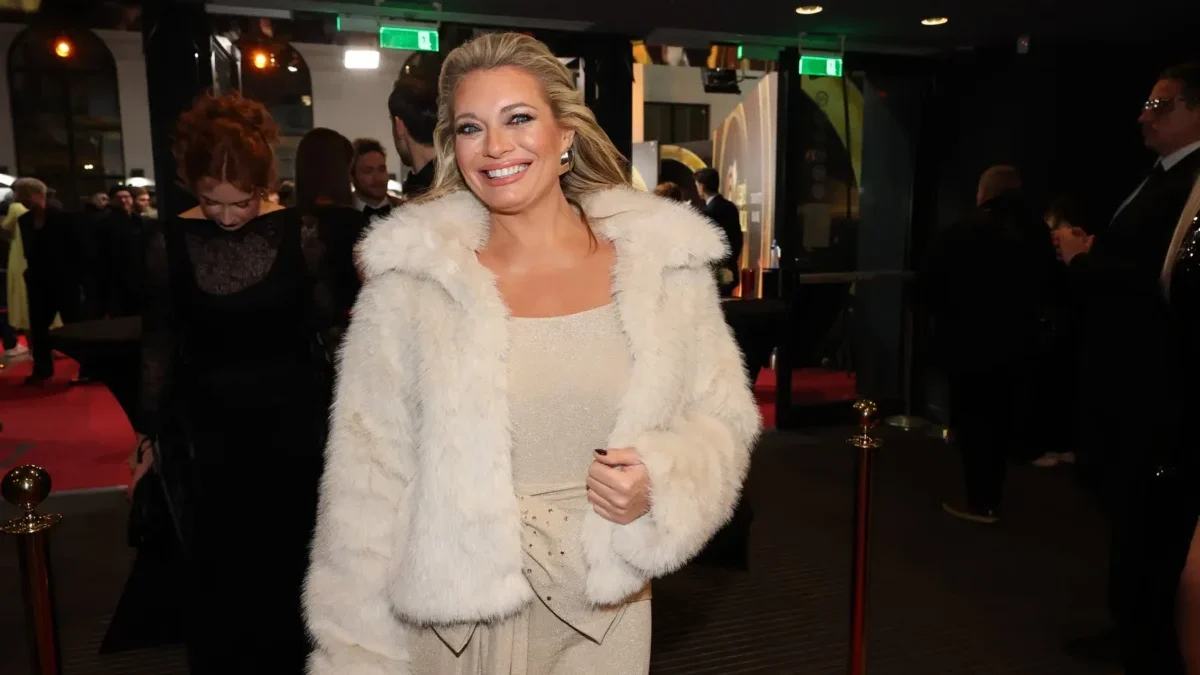 Lucie Borhyová se usmívá ve večerní róbě.
