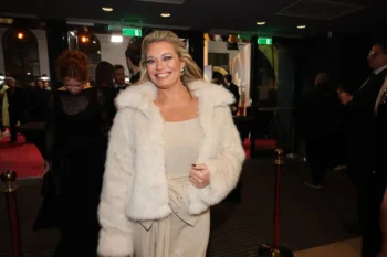 Lucie Borhyová se usmívá ve večerní róbě.