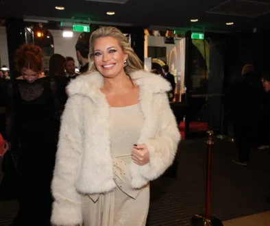 Lucie Borhyová se usmívá ve večerní róbě.