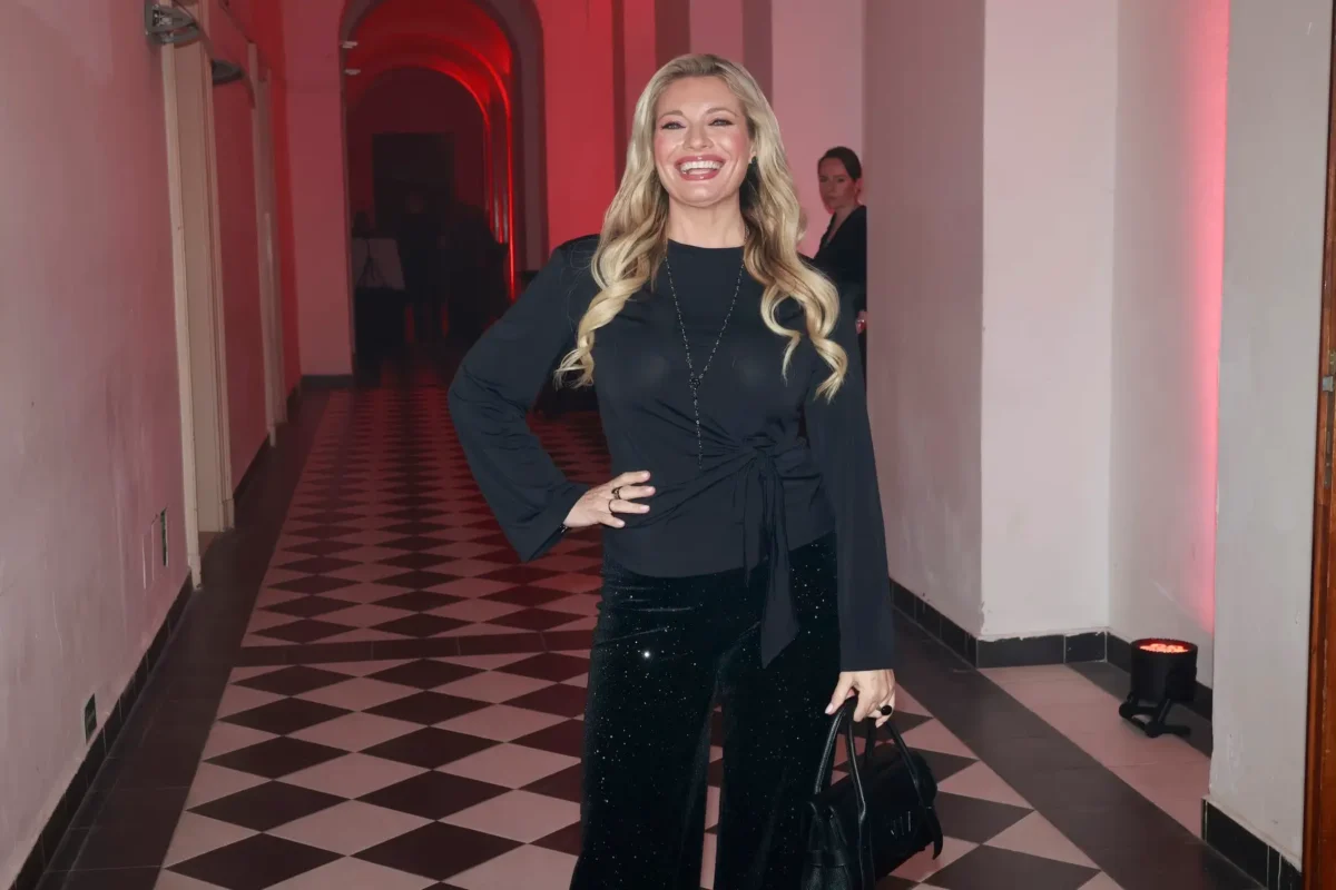 Lucie Borhyová pózuje na fotku.