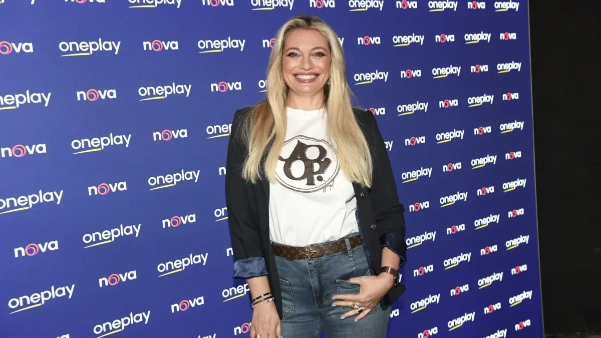 Lucie Borhyová se usmívá.