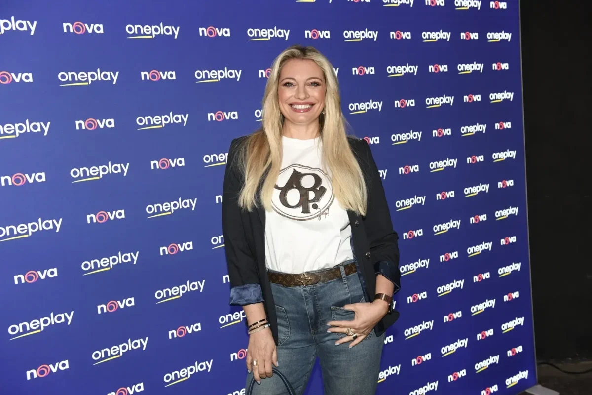 Lucie Borhyová se usmívá.
