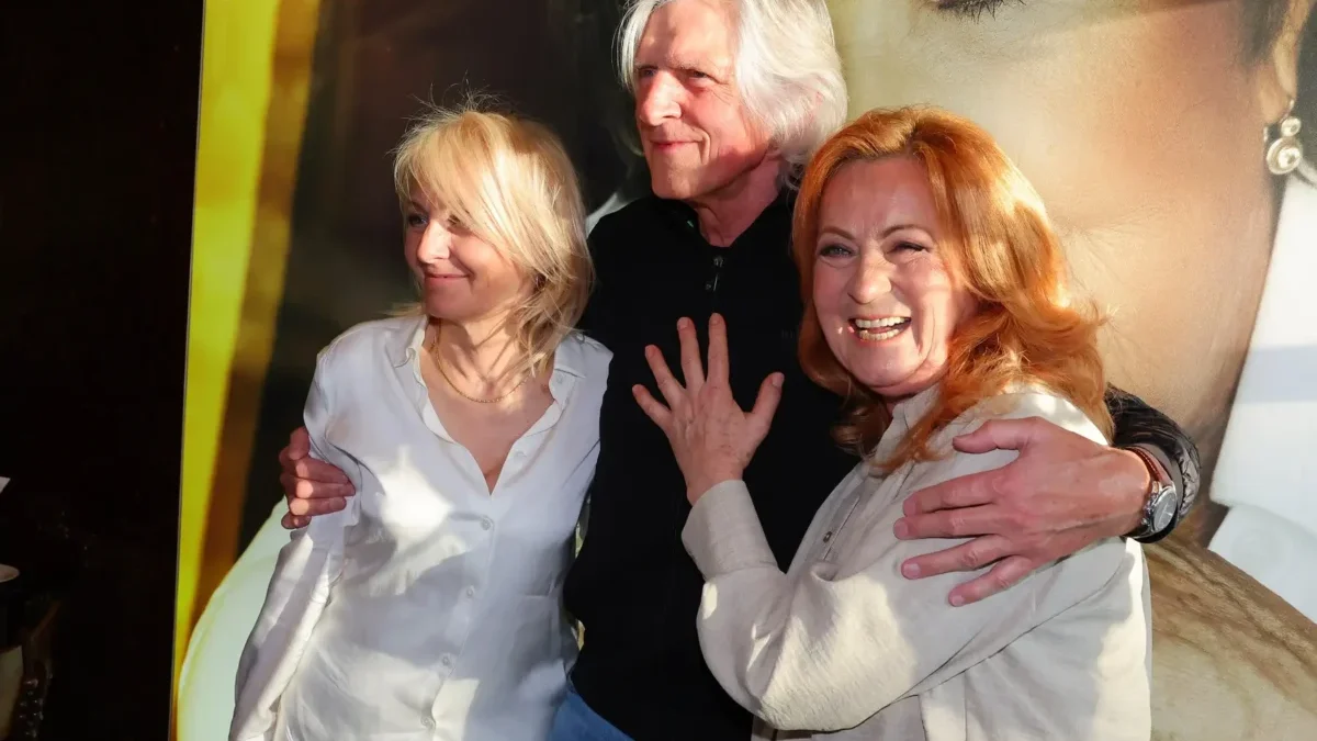 Veronika Žilková objímá muže, vedle kterého stojí z druhé strany Simona Stašová.
