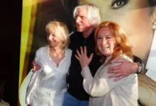 Veronika Žilková objímá muže, vedle kterého stojí z druhé strany Simona Stašová.