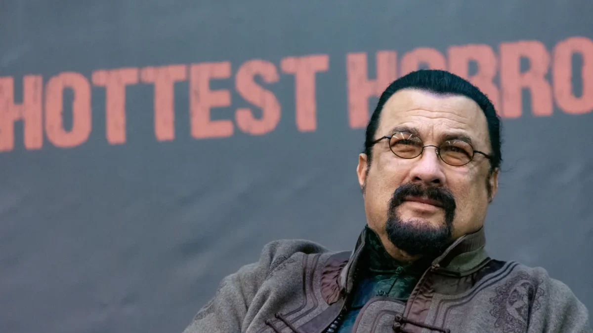 Steven Seagal má na sobě brýle.