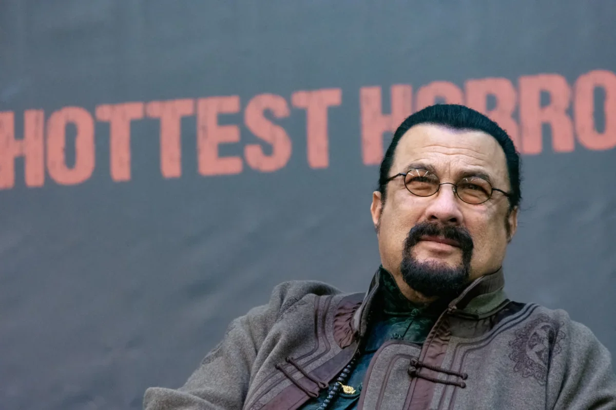 Steven Seagal má na sobě brýle.