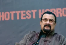 Steven Seagal má na sobě brýle.