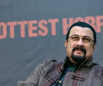 Steven Seagal má na sobě brýle.