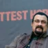 Steven Seagal má na sobě brýle.