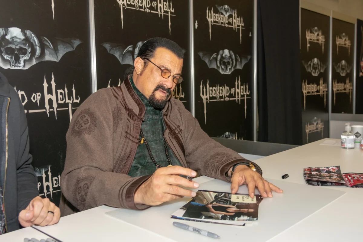 Steven Seagal se podepisuje.