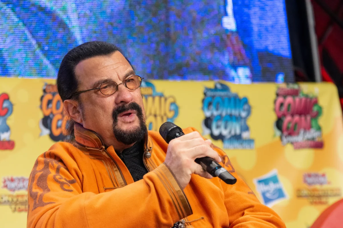 Steven Seagal mluví do mikrofonu.