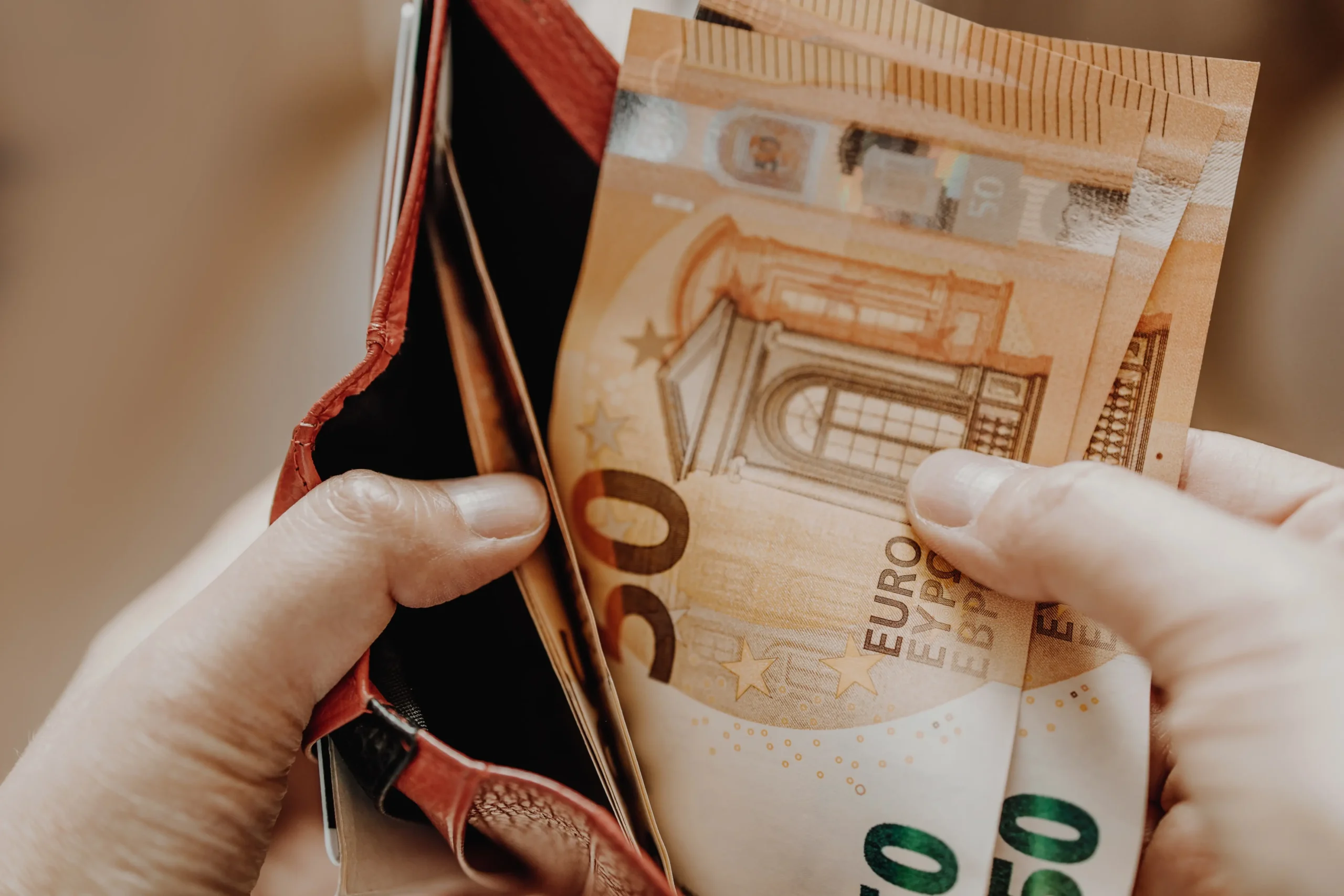 Měna euro v peněžence