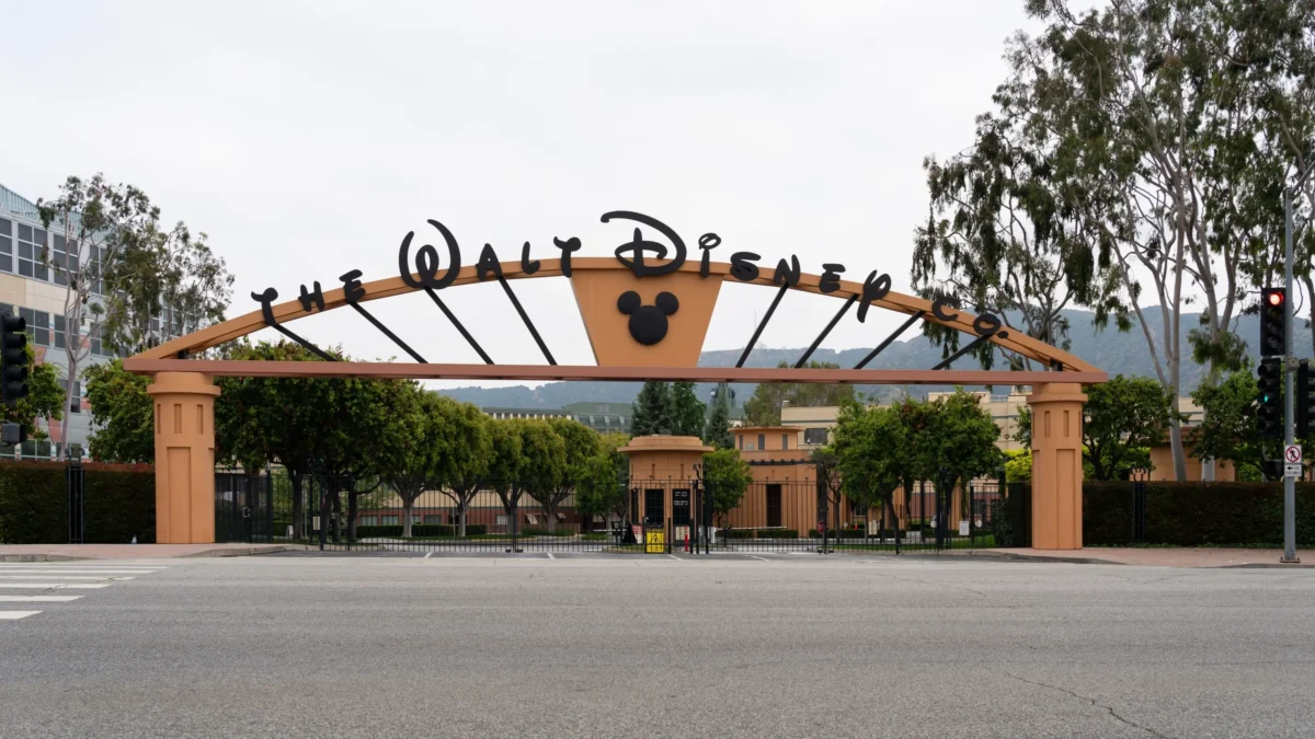 brána do Disney landu, žlutá brána s Logem Walt Disney