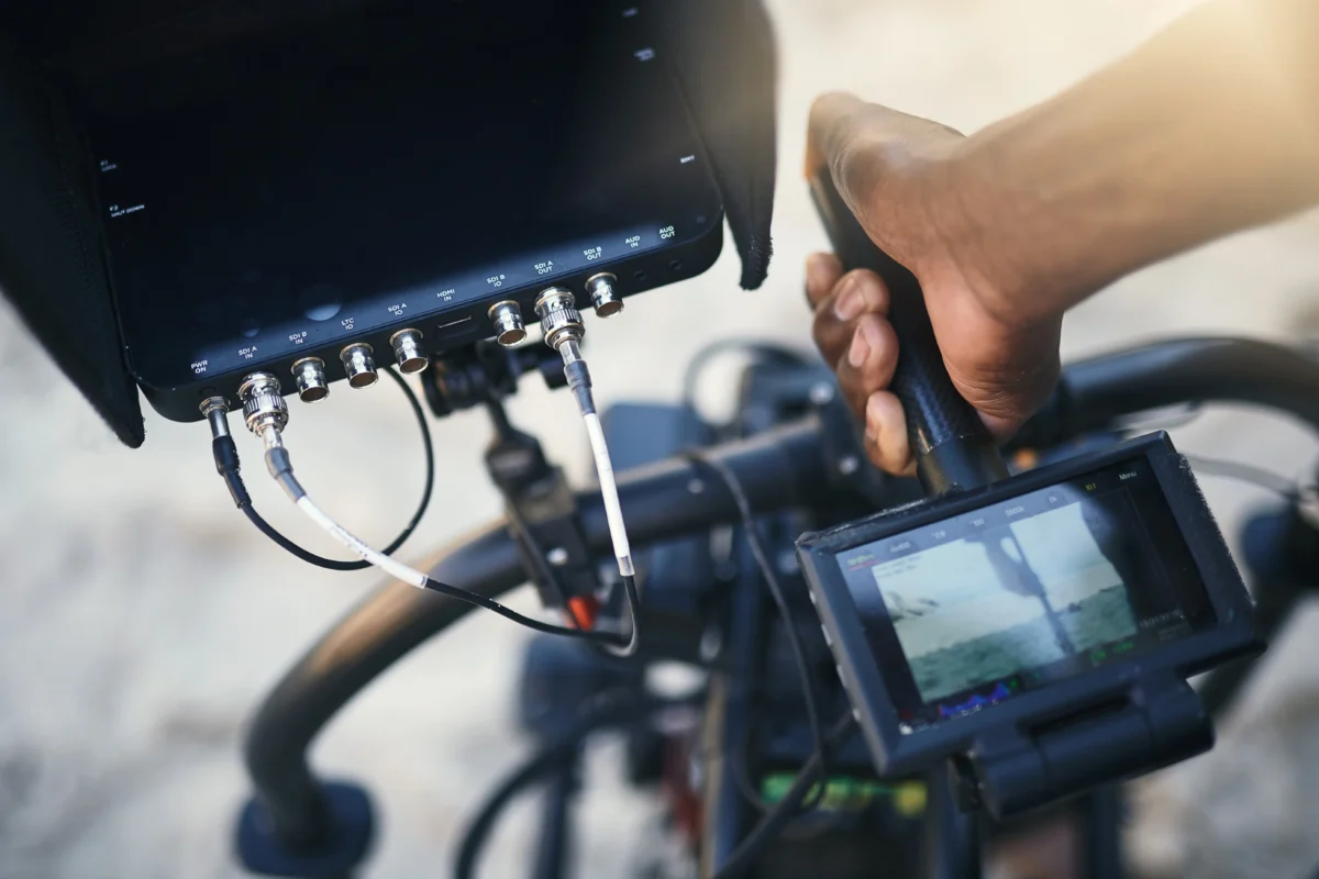 Natáčení doprovázelo mnoho nevysvětlitelných událostí. Zdroj: Shutterstock | TVGURU.cz Ruka s kamerou, která točí film.