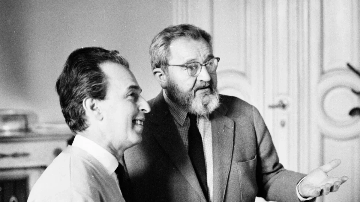Jan Werich stojí vedle muže.