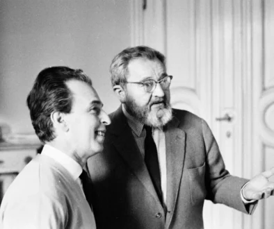Jan Werich stojí vedle muže.