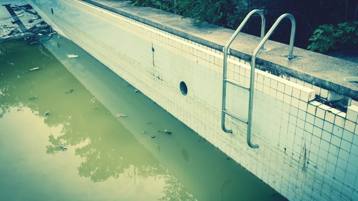 Bazén se špinavou vodou
