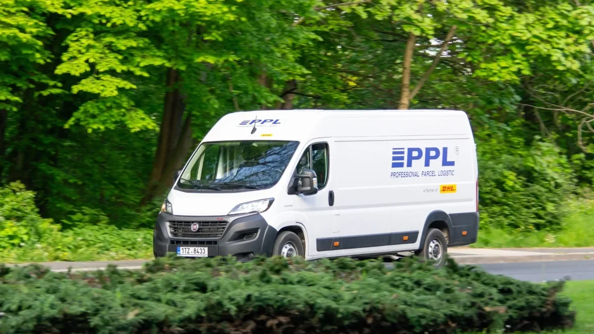 bílá dodávka s nápisem PPL na silnici