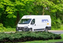 bílá dodávka s nápisem PPL na silnici