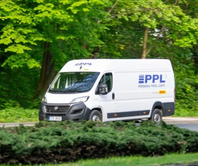 bílá dodávka s nápisem PPL na silnici