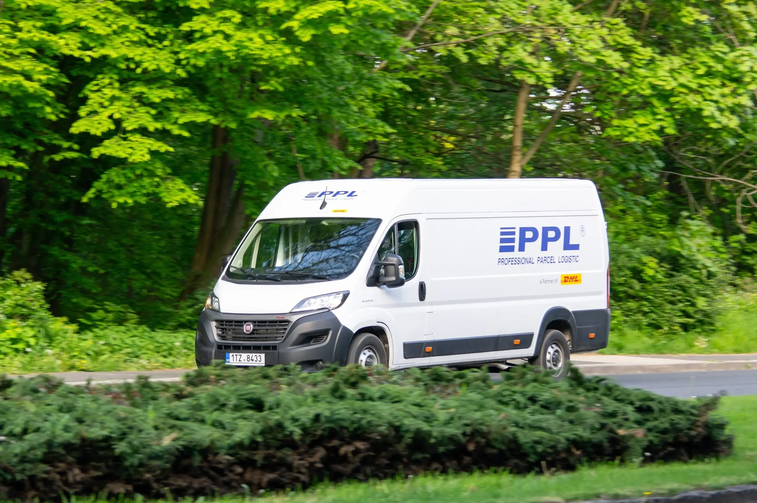 bílá dodávka s nápisem PPL na silnici