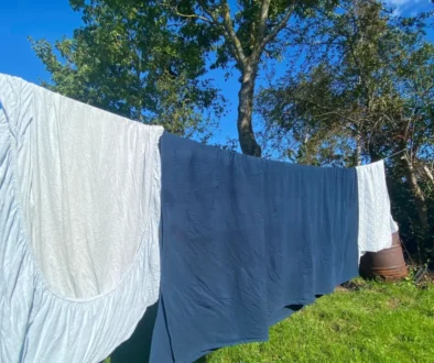 prostěradla visící na prádelní šňůře venku za pěkného počasí