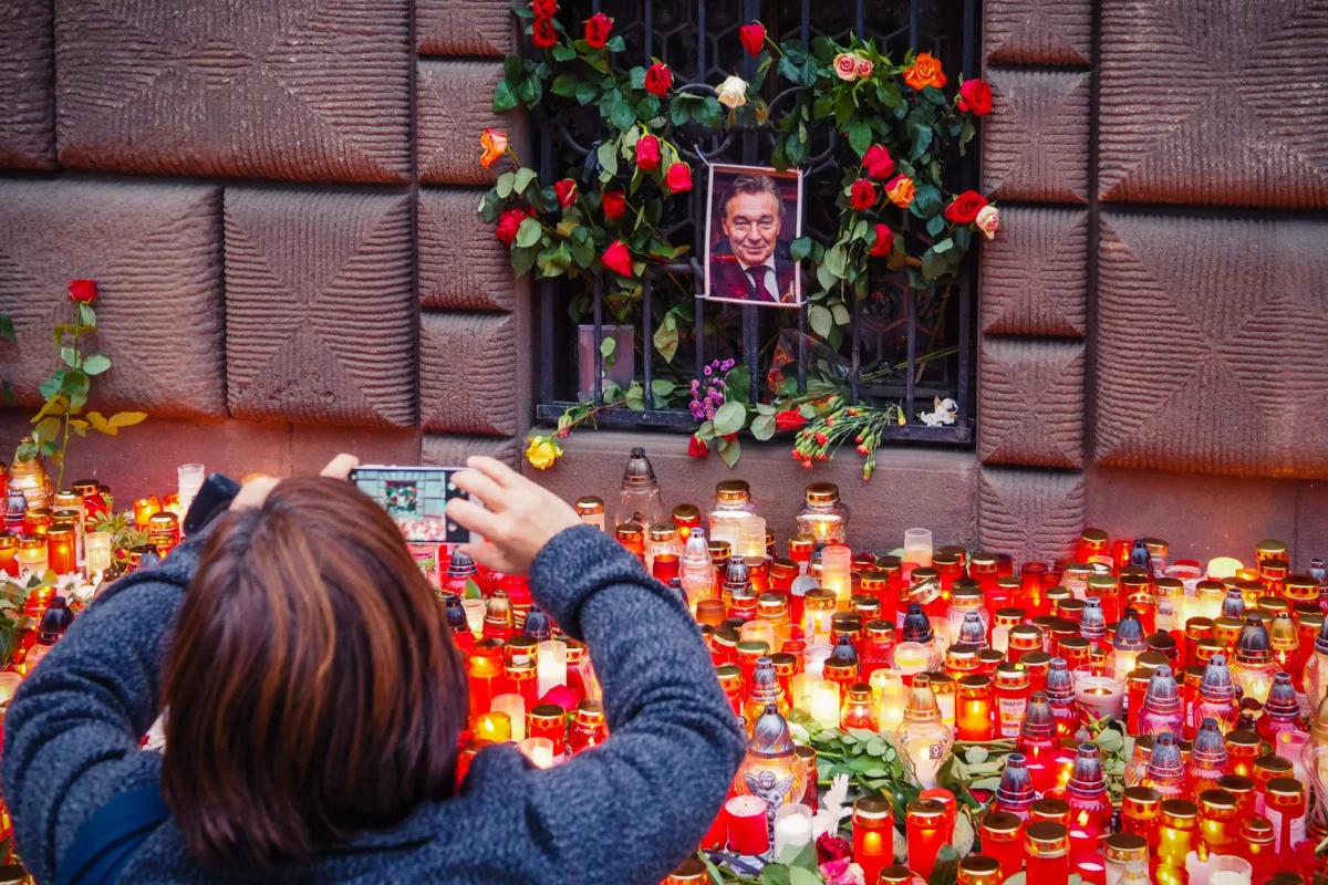 Rozloučit se se zpěvákem přišly tisíce fanoušků. Zdroj: Shutterstock | TVGURU.cz Svíčky u fotografie Karla Gotta