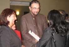 Kabir Bedi třese rukou paní.