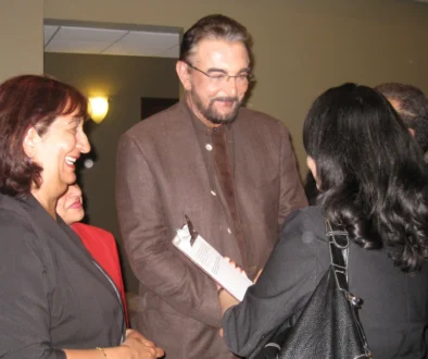 Kabir Bedi třese rukou paní.