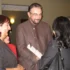 Kabir Bedi třese rukou paní.