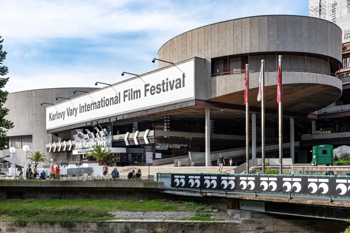 shutterstock_2027986025 1 | TVGURU.cz pohled na budovu s nápisem karlovy vary international film festival