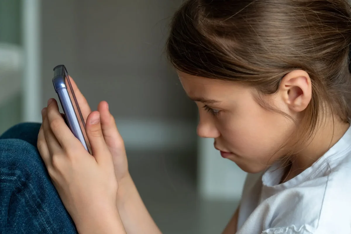 shutterstock_2663034623 1 | TVGURU.cz detailní pohled na mladou dívku zabranou do smartphonu