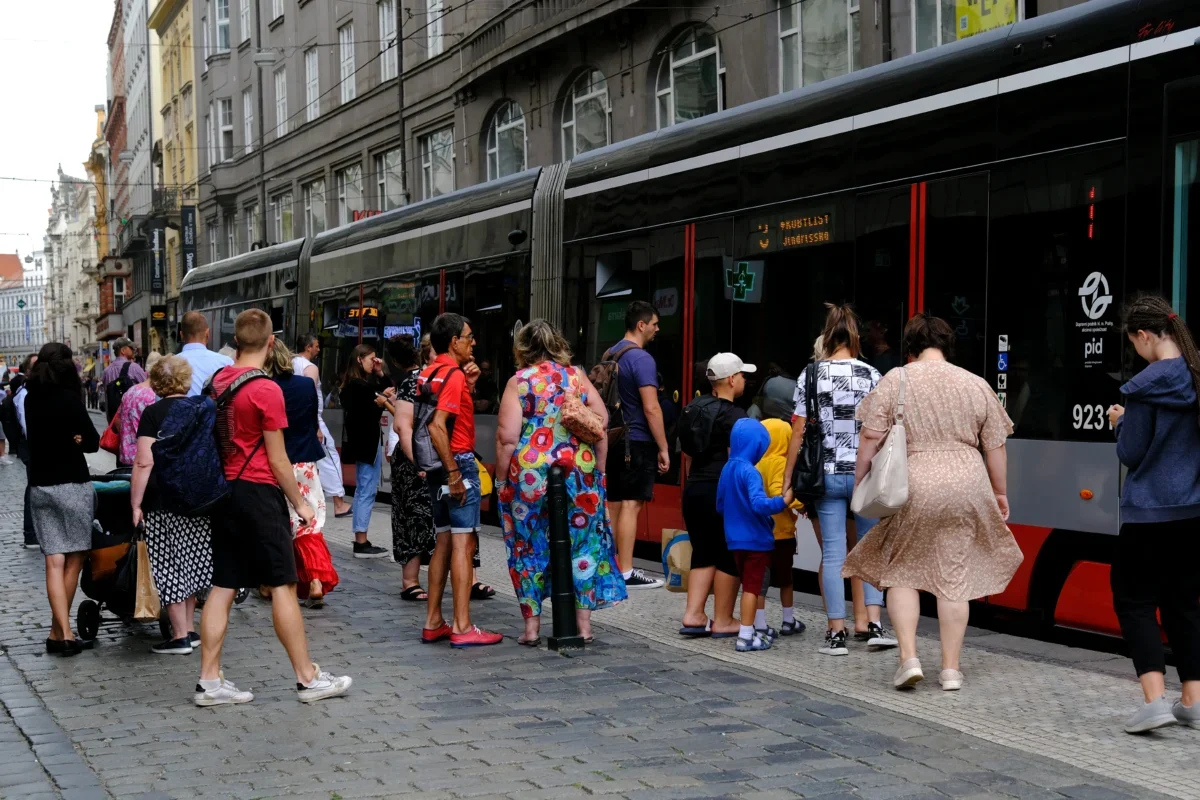 lidé v létě na ulici