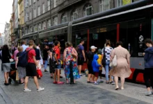 lidé v létě na ulici