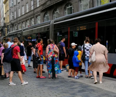 lidé v létě na ulici