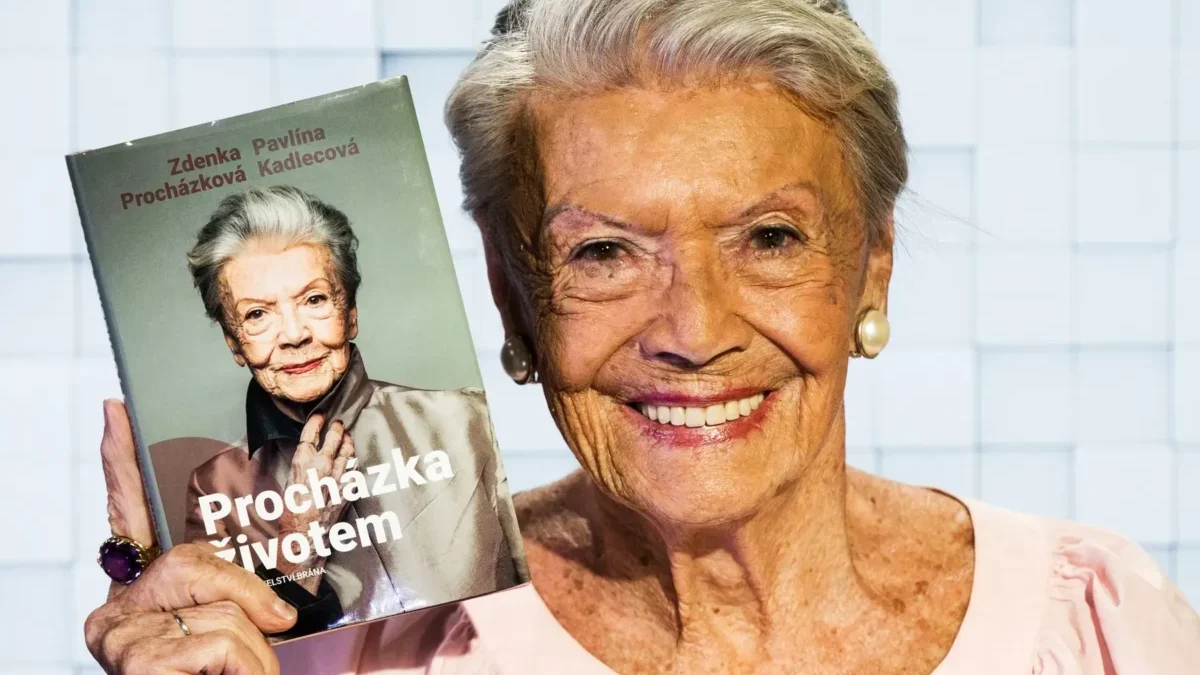 Herečka Zdenka Procházková se svou knihou