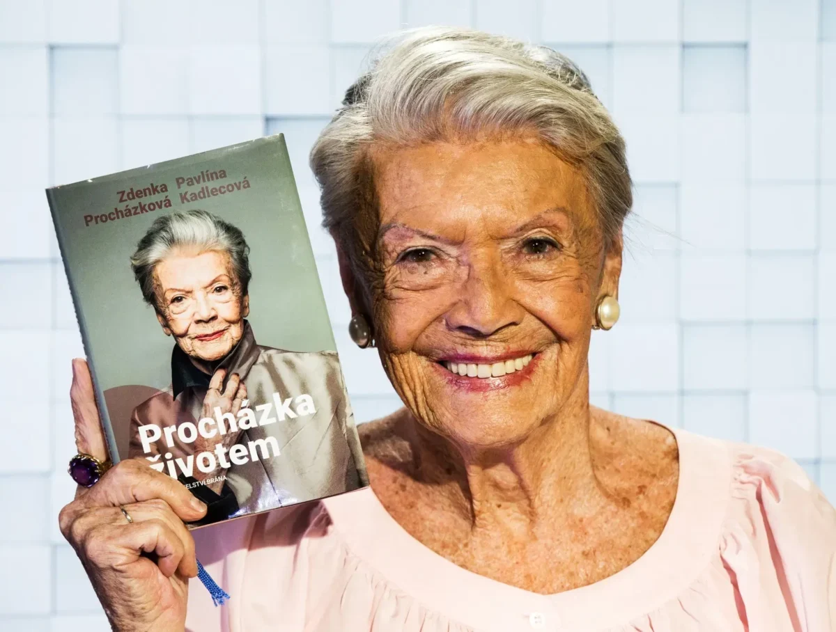 Herečka Zdenka Procházková se svou knihou