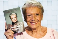 Herečka Zdenka Procházková se svou knihou