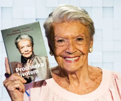 Herečka Zdenka Procházková se svou knihou