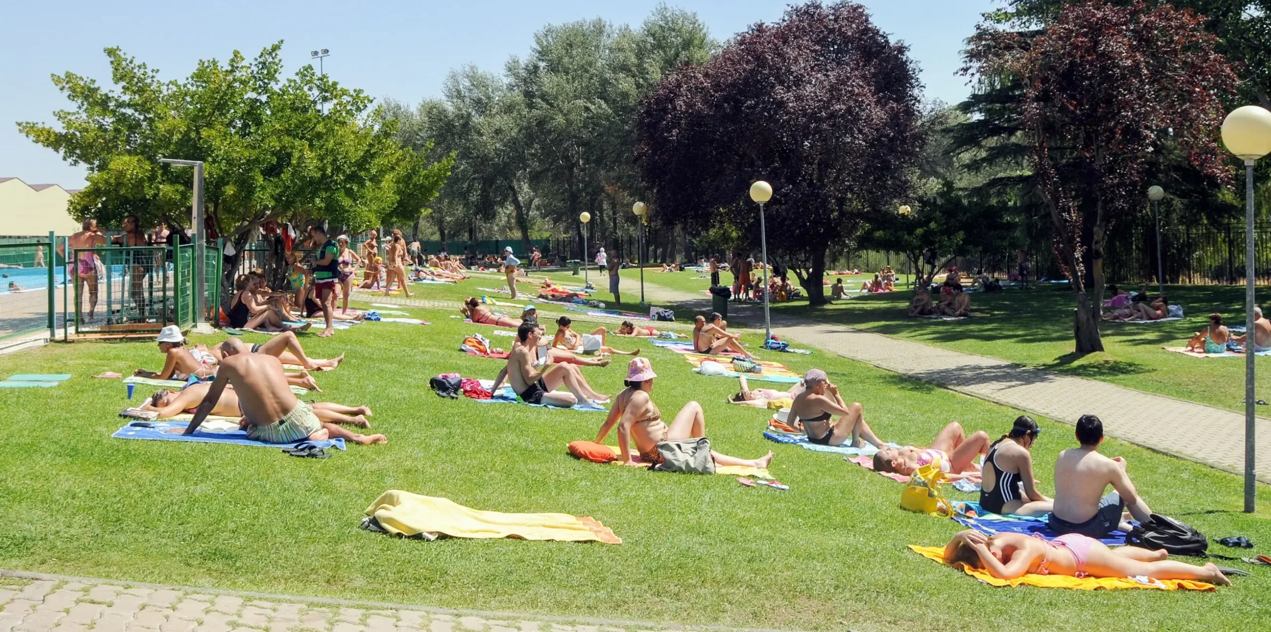 Lidé na koupališti