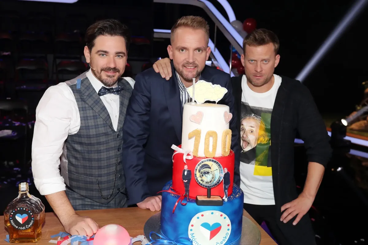 V zábavné show se občas slaví. Zdroj: Marek Patek / CNC / Profimedia | TVGURU.cz Libor Bouček a kapitáni týmů z pořadu Máme rádi Česko