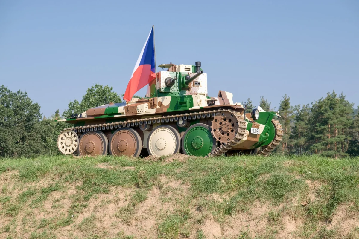 Natáčení probíhalo během okupace. Zdroj: Shutterstock | TVGURU.cz Tank s Českou vlajkou.
