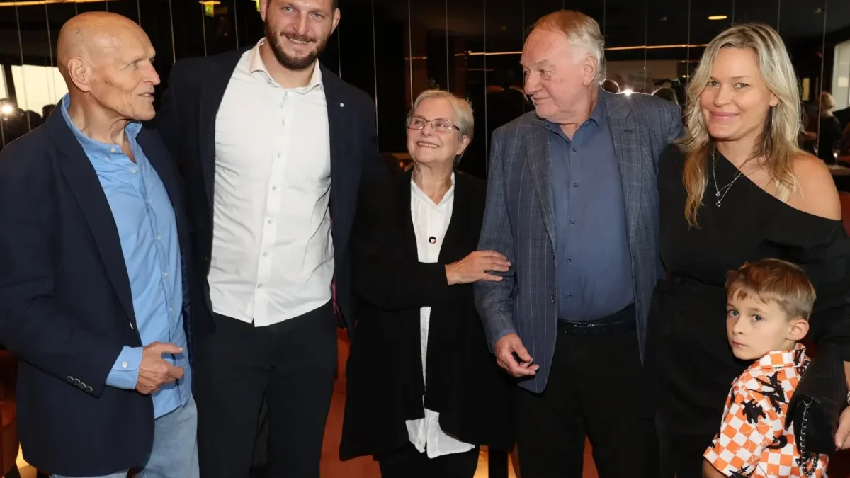 Marta Vančurová stojí mezi lidmi.